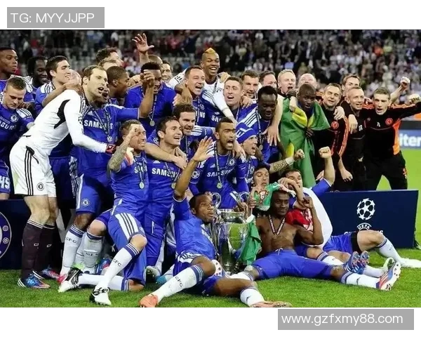 足球明星荣耀时刻捧奖杯的精彩瞬间回顾与分享